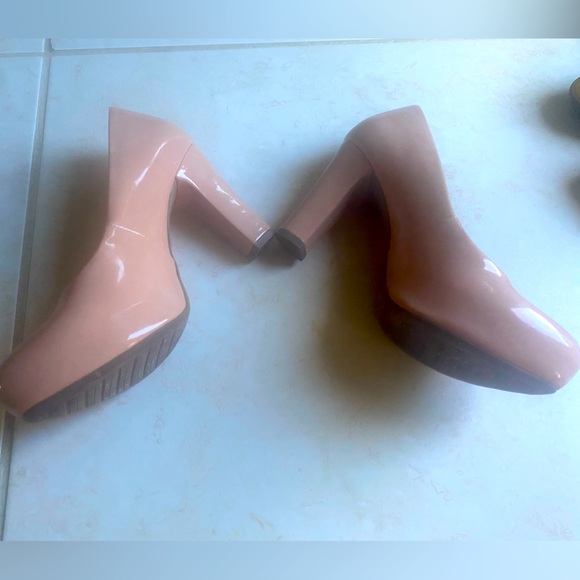 3.5” heel pumps, juts like new, used very few times - Picture 2 of 4